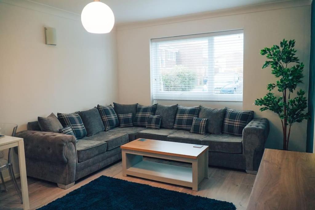 Modern 2 Bed Apartment Near City Centre Chelmsford Exterior photo
