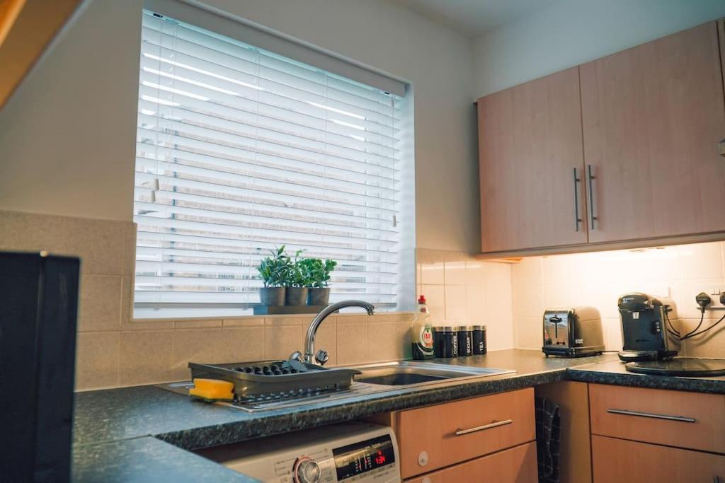 Modern 2 Bed Apartment Near City Centre Chelmsford Exterior photo