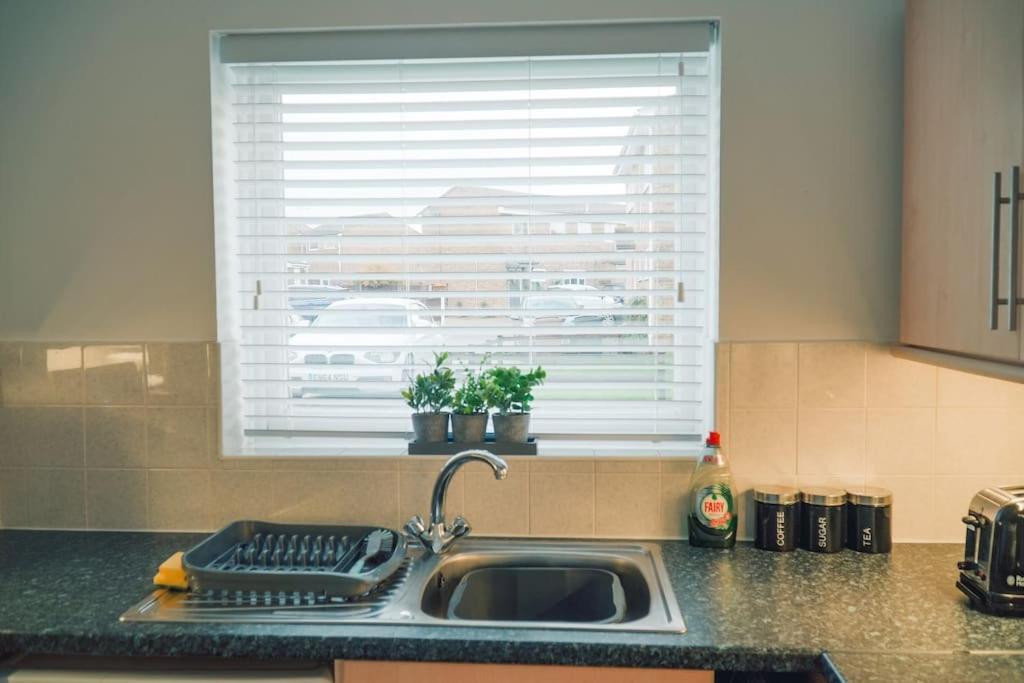 Modern 2 Bed Apartment Near City Centre Chelmsford Exterior photo
