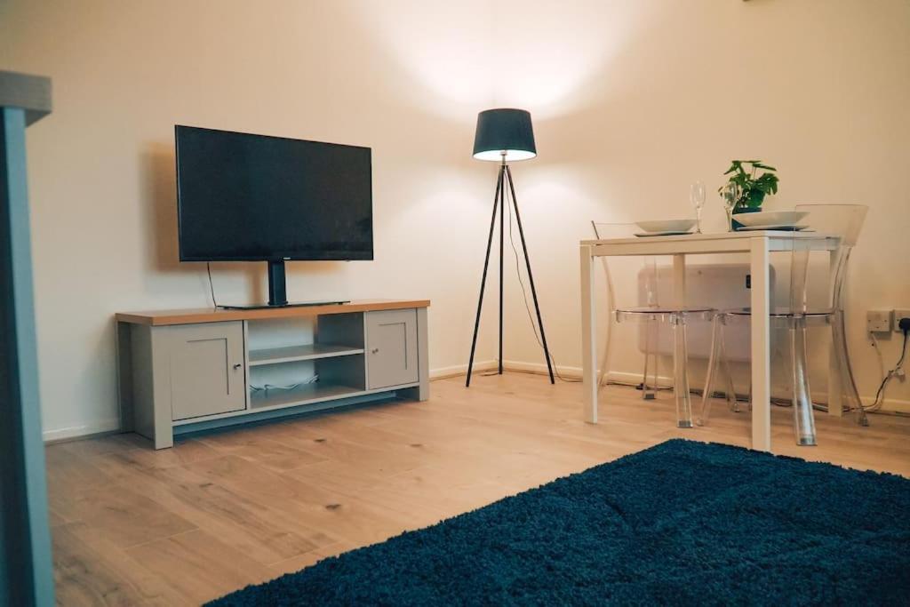 Modern 2 Bed Apartment Near City Centre Chelmsford Exterior photo